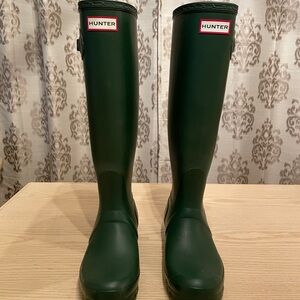 Tall Hunter women’s rain boots - green, size US 7M, UK 6 EU 39